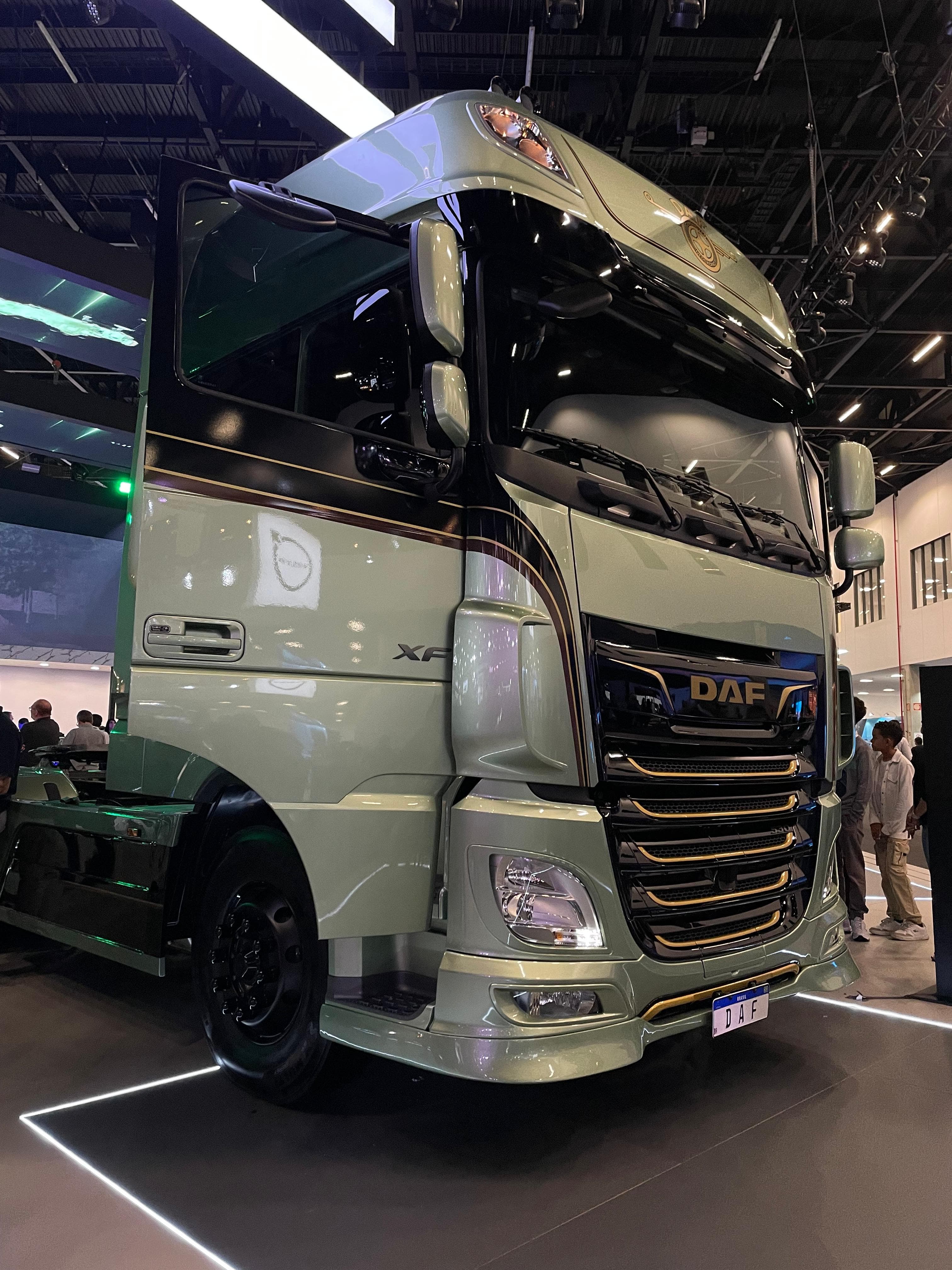 Equipe Dexter na Fenatran 2024 — estande Scania