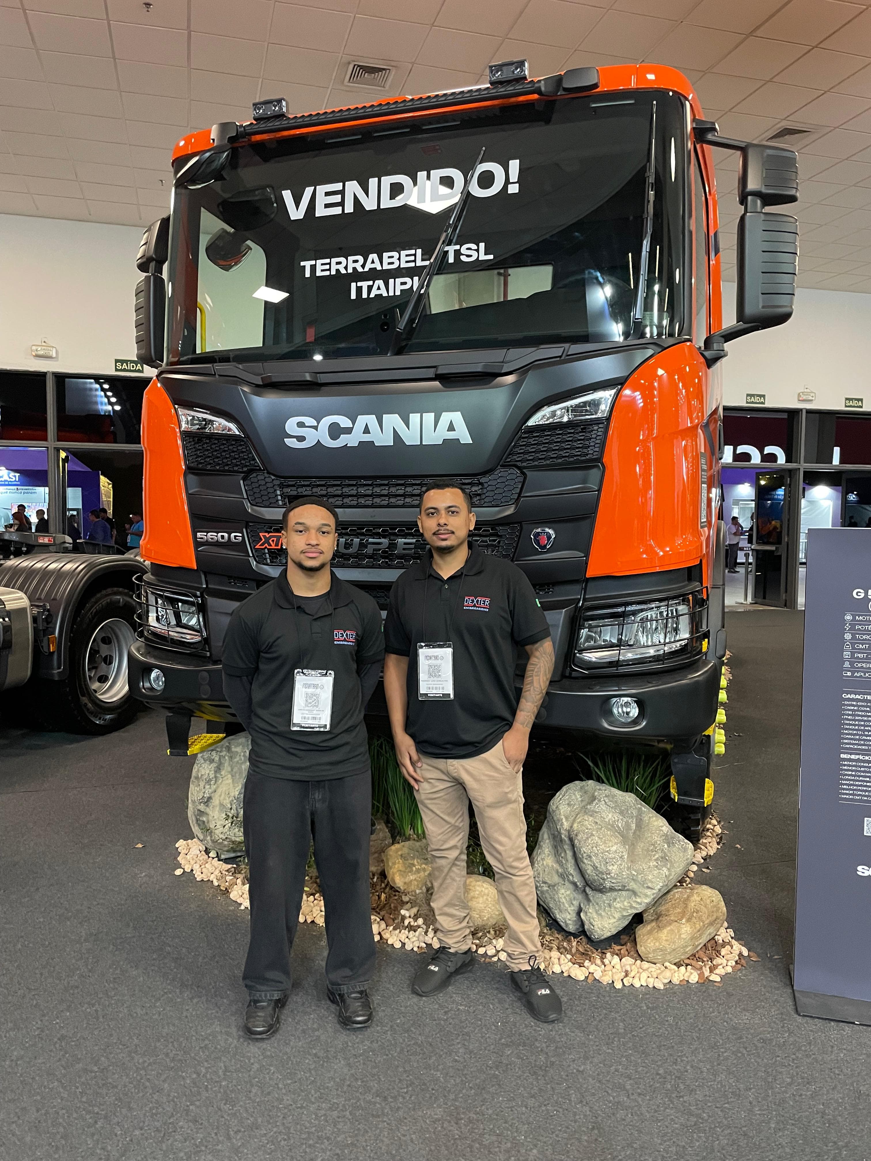 Caminhão Scania exposto na Fenatran 2024